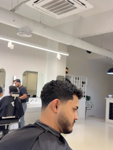 Yeni salonda mid taper fade saç kesimi